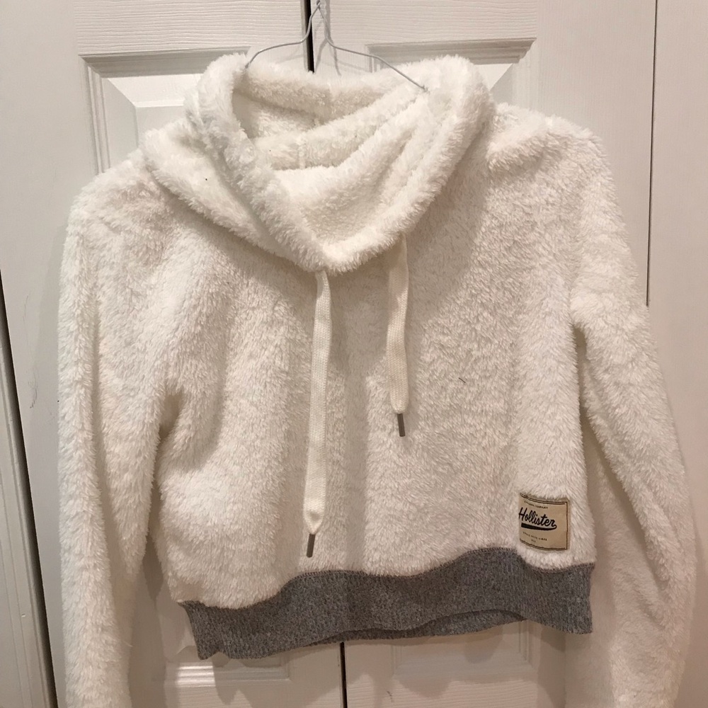 hollister sweater !!